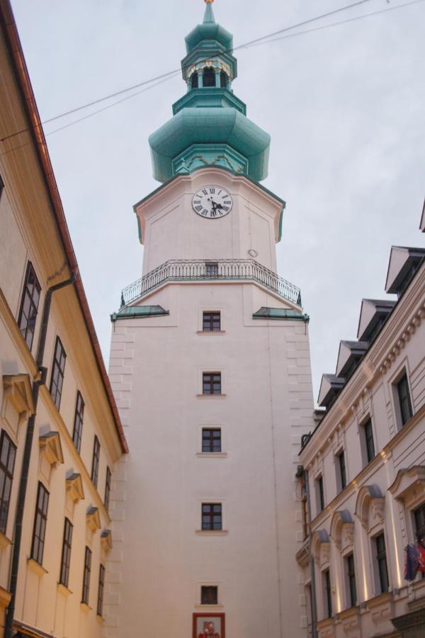 Ferienwohnung New 1 Bdr, W/Private Parking Pressburg Exterior foto